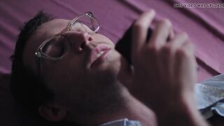 Старик трахает любовника на кровати