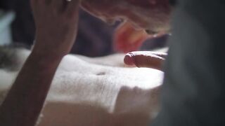 Старик трахает любовника на кровати