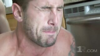 Два крепких гомосексуалиста трахаются на кухне