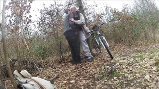 Два дядьки развлекаются в лесу