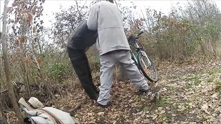 Два дядьки развлекаются в лесу