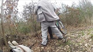 Два дядьки развлекаются в лесу