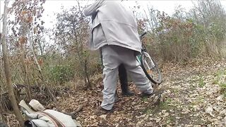 Два дядьки развлекаются в лесу