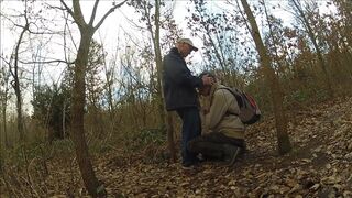 Чел с рюкзаком делает минет старику в лесу