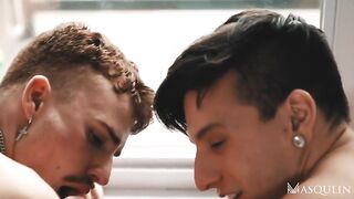 Трио мужчин занимаются групповухой на Рождество