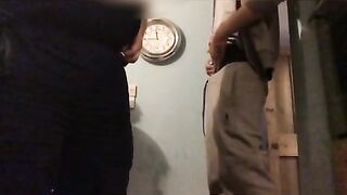 Чел ебет жирного мужика раком