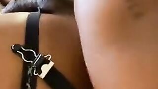 Мужик в гольфах выебан бойфрендом в жопу в негритянском гей порно