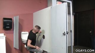 Пара гомосексуалистов трахает друг друга в общественном туалете
