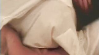 Мужская компания занимается хэндджобом