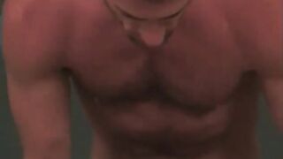 Мужская компания занимается хэндджобом