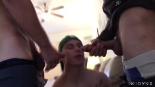 Парень в зеленой кепке трахнулся с друзьями