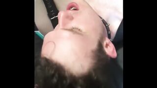 Молодого человека трахают два зрелых мужика на кровати