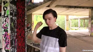 Убедил молодого незнакомца потрахаться на заброшке в POV