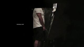 Подглядывание за мужским писсингом