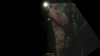 Подглядывание за мужским писсингом