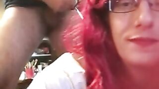 Зрелый гей обожает ебать в зад молодого транса напротив домашней камеры