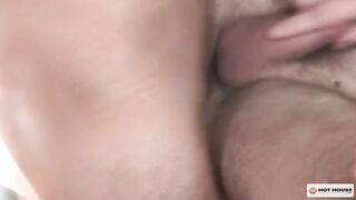 Риелтор убеждает на покупку анилингусом и бурным аналом в презервативе