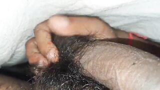 Негр дрочит хуй под одеялом, записывая на домашнюю камеру