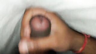 Негр дрочит хуй под одеялом, записывая на домашнюю камеру