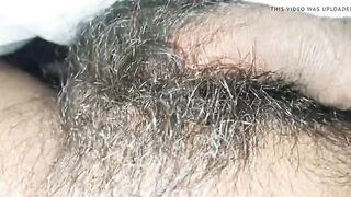 Негр дрочит хуй под одеялом, записывая на домашнюю камеру