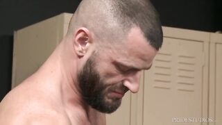 Негр катает на болте мускулистого мужика в раздевалке