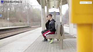 Чувственный секс молодых геев в спальне в нескольких позах