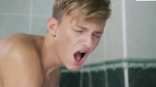 Качек нежно ласкает пассивного гея и жестко ебет его в очко