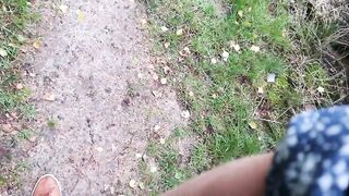Любитель подрочить член на природе довел себя до камшота