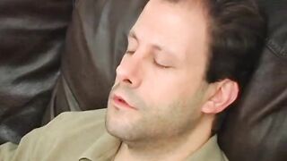 Зрелый гей полирует до блеска член толстого мужика