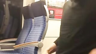 Бесстыдно дрочит член в свое удовольствие перед камерой в поезде