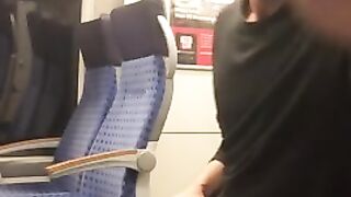 Бесстыдно дрочит член в свое удовольствие перед камерой в поезде