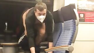 Бесстыдно дрочит член в свое удовольствие перед камерой в поезде