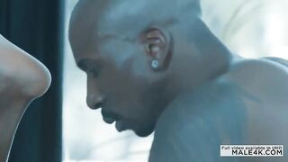 Лысый негр чпокнул мускулистого приятеля-гея в задницу раком