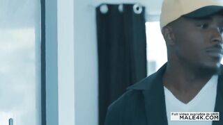 Лысый негр чпокнул мускулистого приятеля-гея в задницу раком