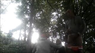 Зрелому мужику удалось трахнуть пассивных геев в лесу