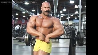 Эротическое видео накаченного гея во время тренировки