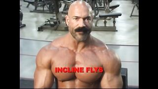 Эротическое видео накаченного гея во время тренировки