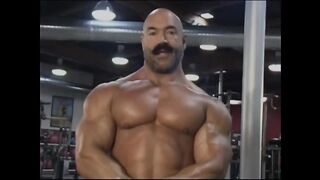 Эротическое видео накаченного гея во время тренировки