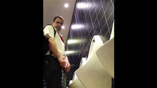 Камера в общественном туалете записывает очень много интересного