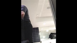 Камера в общественном туалете записывает очень много интересного