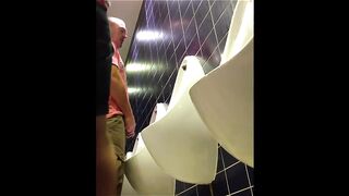 Камера в общественном туалете записывает очень много интересного