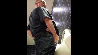 Камера в общественном туалете записывает очень много интересного