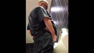 Камера в общественном туалете записывает очень много интересного