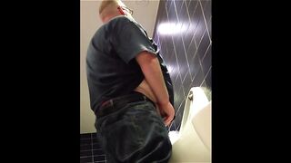 Камера в общественном туалете записывает очень много интересного