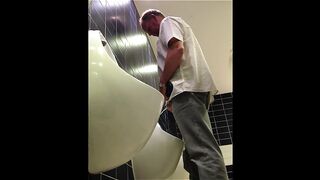 Камера в общественном туалете записывает очень много интересного