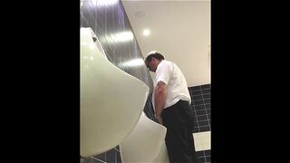 Камера в общественном туалете записывает очень много интересного