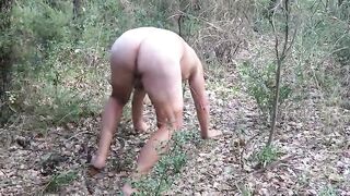 Старик сосет член мужика рядом с его женой на природе