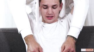 Миссионер трахает молодого человека в задницу на диване