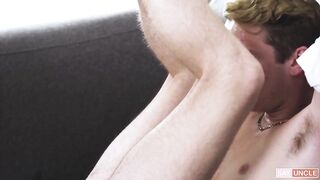 Миссионер трахает молодого человека в задницу на диване