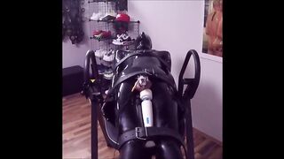 Воздействие на член беспомощного раба гея в латексе